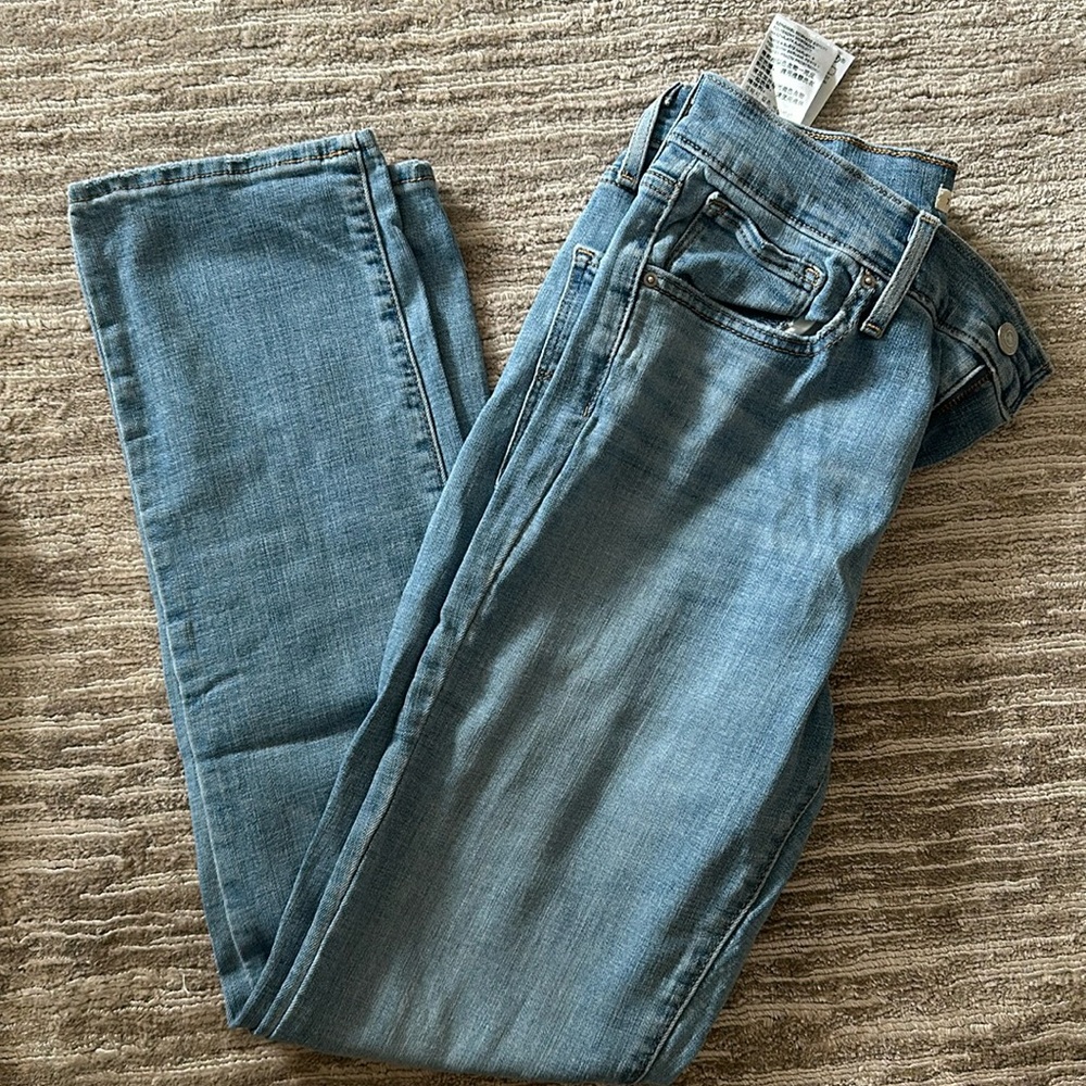 Levi jeans. 724, high rise straight in size 29. Light wash with light distress.